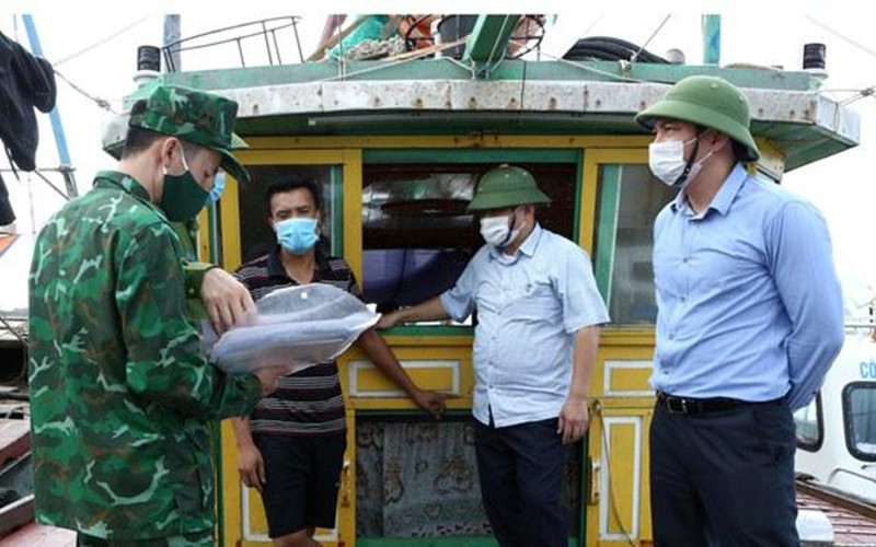 Bộ đội Biên phòng đảo Cô Tô cùng các cấp chính quyền kiểm tra và tuyên truyền cho ngư dân về các biện pháp phòng, chống dịch. Nỗ lực giữ “vùng xanh” trên tuyến biên giới biển -0