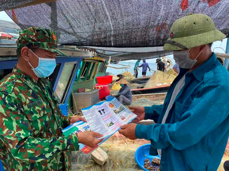 Bộ đội Biên phòng đảo Cô Tô tuyên truyền về công tác phòng, chống dịch và phát khẩu trang cho ngư dân. Nỗ lực giữ “vùng xanh” trên tuyến biên giới biển -0