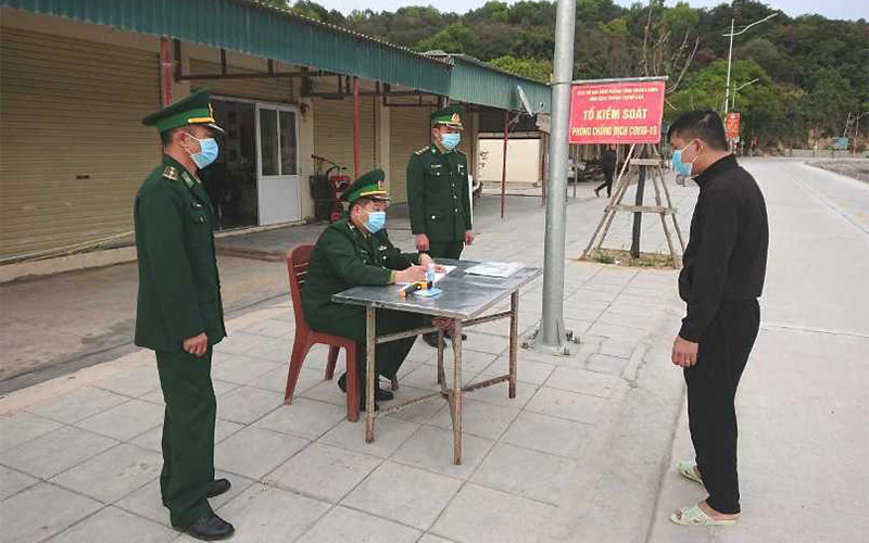 Bộ đội Biên phòng thành lập các chốt kiểm soát ngay tại các khu vực cửa ngõ ra vào địa bàn huyện. Nỗ lực giữ “vùng xanh” trên tuyến biên giới biển -0