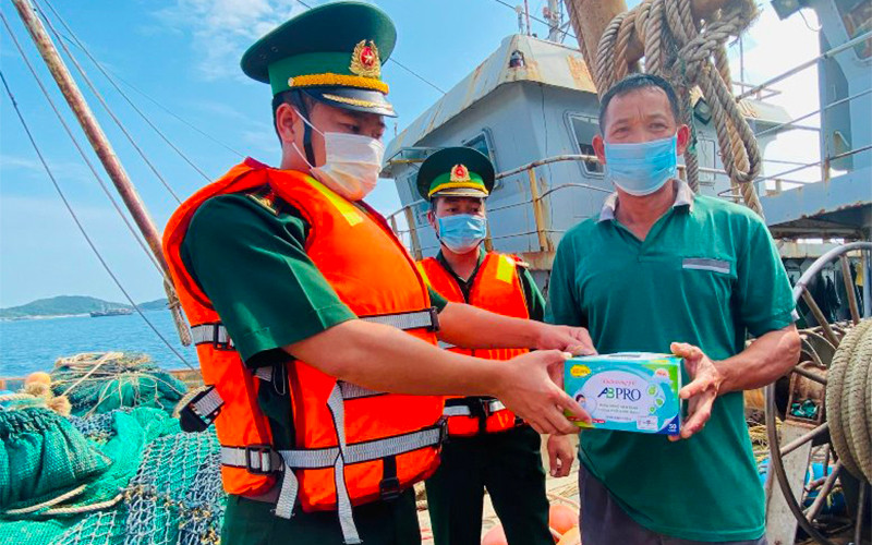 Bộ đội Biên phòng Đảo Trần tuyên truyền các biện pháp chống dịch cho ngư dân. Nỗ lực giữ “vùng xanh” trên tuyến biên giới biển -0