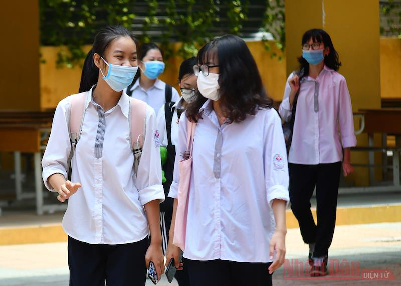 Thí sinh rời khỏi Điểm thi sau khi kết thúc môn thi của Kỳ thi tốt nghiệp THPT 2020. Đề thi đợt 2 sẽ có mức độ khó tương đương đề thi đợt 1 -0