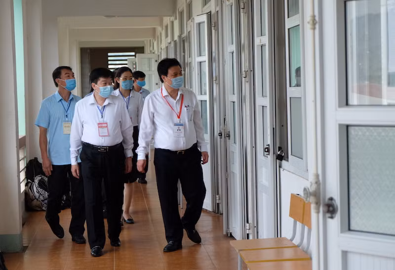 Thứ trưởng GD-ĐT Nguyễn Hữu Độ kiểm tra công tác thi tại Hoà Bình