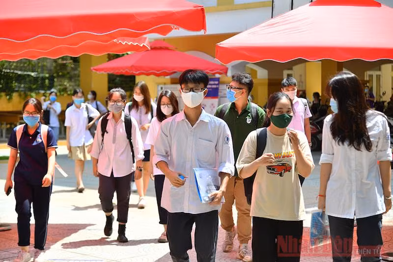 Thí sinh rời khỏi Điểm thi sau khi kết thúc môn thi (Ảnh: THUỶ NGUYÊN)