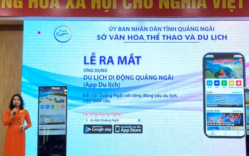 Phó Giám đốc Sở Văn hóa, Thể thao và Du lịch tỉnh Quảng Ngãi Huỳnh Thị Phương Hoa giới thiệu ứng dụng Du lịch Quảng Ngãi.