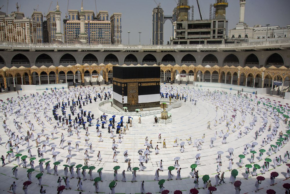 Năm nay A-rập Xê-út giới hạn chỉ 1.000 người được tham gia cuộc hành hương Hajj. Trong đó, 2/3 là người nước ngoài (với 160 quốc tịch khác nhau) và 1/3 còn lại là nhân viên an ninh, y tế của A-rập Xê-út. Cuộc hành hương Hajj rất khác của các tín đồ Hồi giáo -0