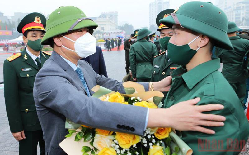 Bí thư Tỉnh ủy Thanh Hóa tặng hoa, động viên tân binh thực hiện tốt Luật nghĩa vụ quân sự. 3.500 thanh niên Thanh Hóa nhập ngũ -0