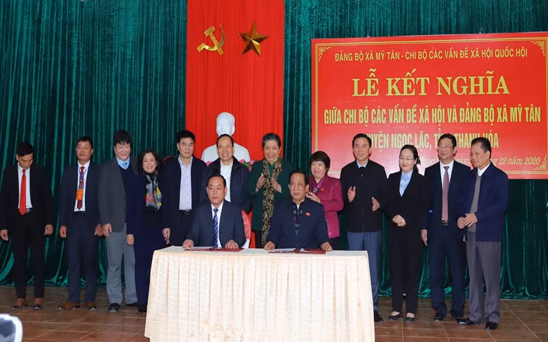 Phó Chủ tịch Quốc hội cùng các đại biểu chứng kiến ký kết nội dung ghi nhớ giữa hai tổ chức đảng.