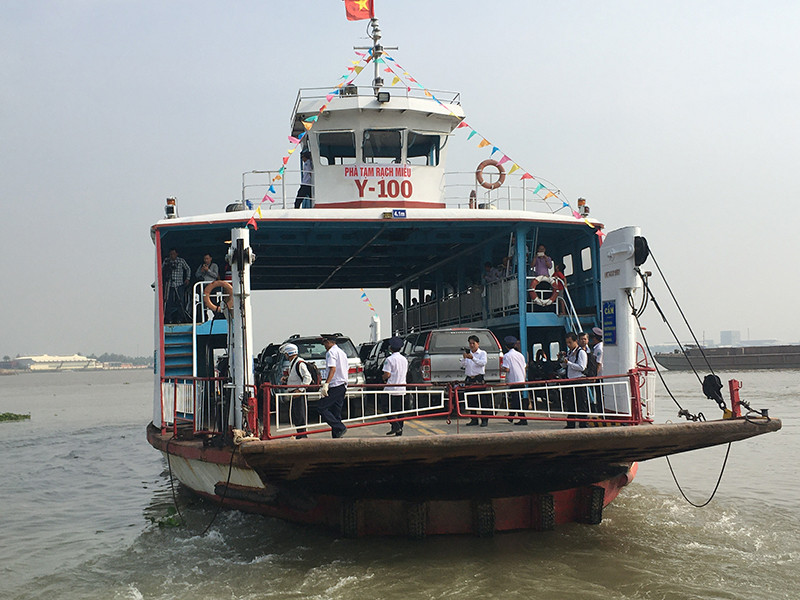 Chuyến phà đầu tiên đưa khách vượt sông Tiền tại bến phà tạm Rạch Miễu. Bến Tre đưa vào hoạt động bến phà tạm Rạch Miễu -0