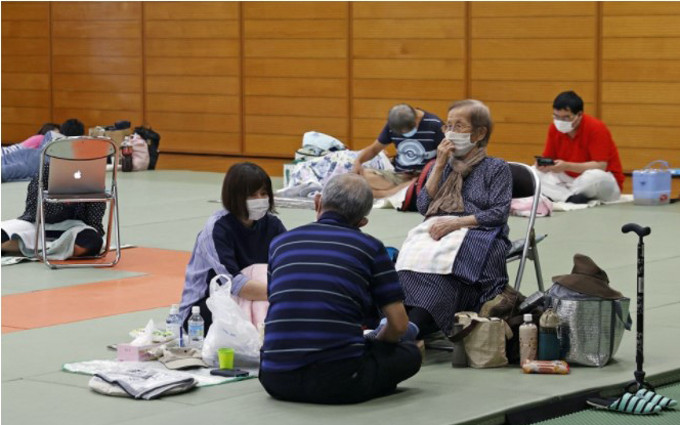Người dân tránh bão tại Kagoshima, Nhật Bản, ngày 6-9. (Ảnh: Kyodo News) Bão Haishen gây nhiều thiệt hại tại Nhật Bản và Hàn Quốc -0