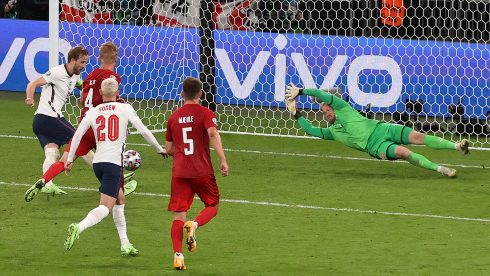 Nhưng Kane vẫn kịp đá bồi sau quả penalty bị cản phá, ghi bàn thắng ấn định thắng lợi 2-1 cho tuyển Anh. (Ảnh: Getty Images) Nhìn lại chiến thắng lịch sử đưa Anh vào chung kết EURO 2020 -0