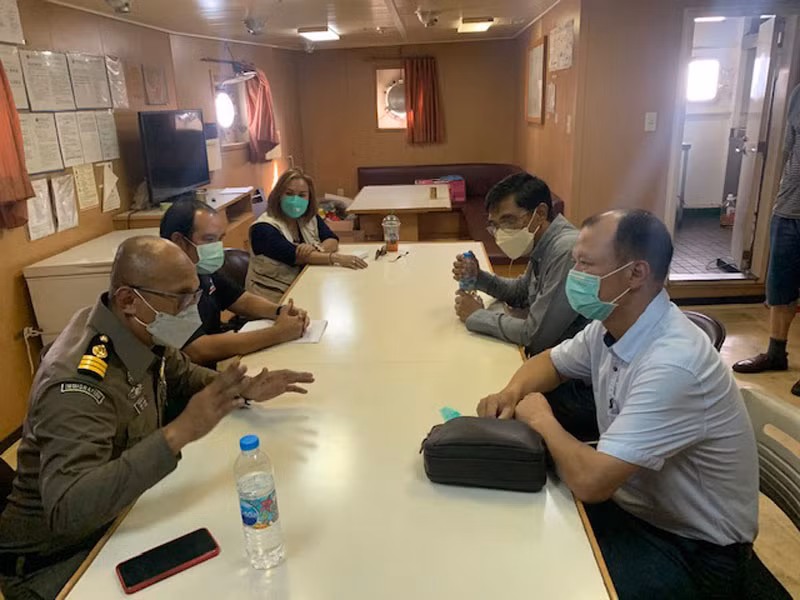 Đại diện Đại sứ quán Việt Nam tại Thái Lan (ngoài cùng, bên phải) làm việc với cơ quan chức năng của Thái Lan và đại diện chủ tàu MV Toyo Star.