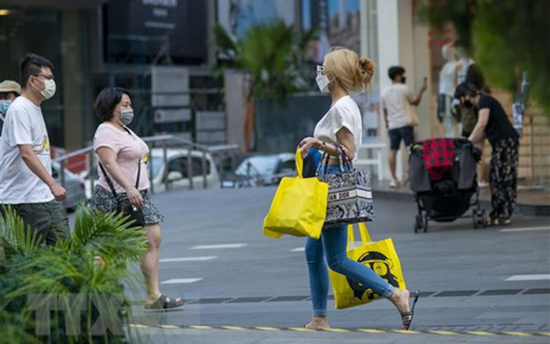 Người dân đeo khẩu trang phòng dịch COVID-19 tại Kuala Lumpur, Malaysia. (Ảnh: THX/TTXVN)