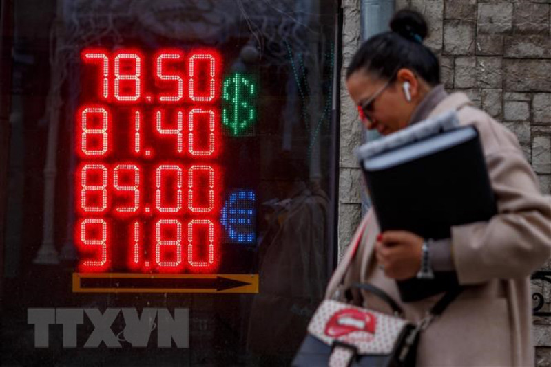 Bảng thông báo tỷ giá đồng ruble Nga và đồng USD, tại Moskva, ngày 22/2/2022. (Ảnh: AFP/TTXVN) Khủng hoảng Ukraine ảnh hưởng tới thị trường tiền tệ châu Âu ra sao? -0