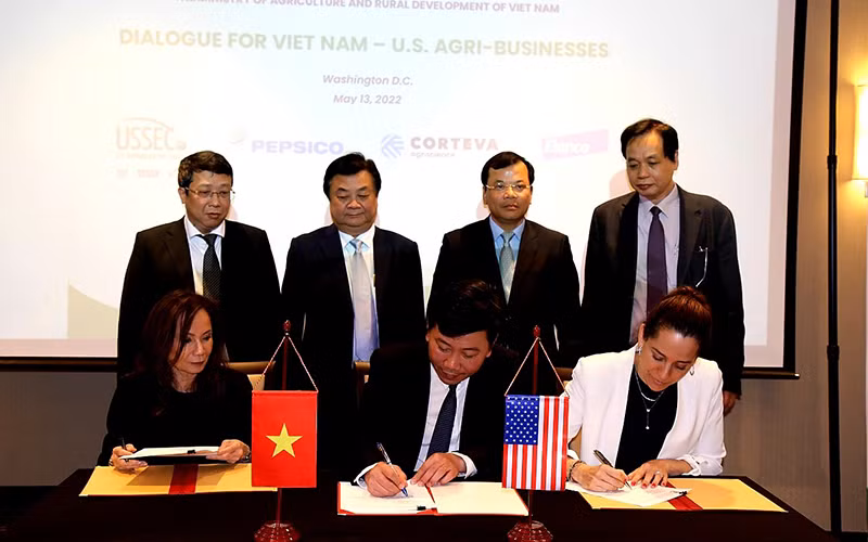 TS Nguyễn Đỗ Anh Tuấn, Vụ trưởng Vụ Hợp tác Quốc tế kiêm Giám đốc PSAV - Bộ Nông nghiệp và Phát triển Nông thôn, bà Monica Bauer, Phó Chủ tịch Đối ngoại - Tập đoàn PepsiCo và bà Gloria D. Steele, Giám đốc Điều hành CARE ký Biên bản hợp tác.