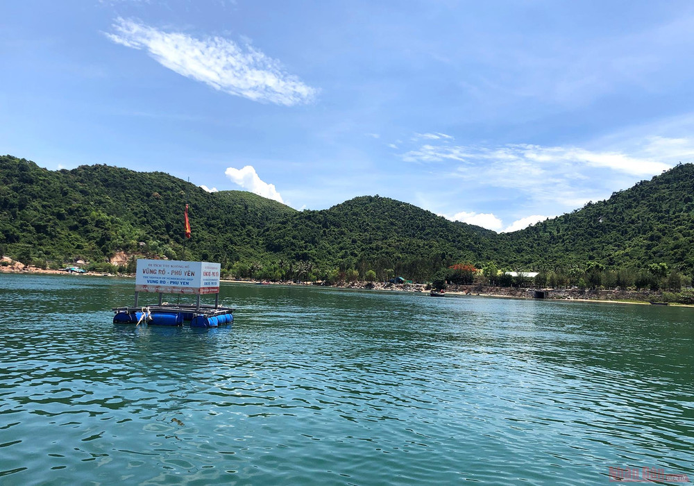 Cách Đại Lãnh không xa là vịnh Vũng Rô nằm ngay sát rìa dãy núi Đèo Cả. Vịnh cũng là ranh giới tự nhiên trên biển giữa tỉnh Phú Yên với tỉnh Khánh Hòa. Khám phá mũi Đại Lãnh, Vũng Rô -1