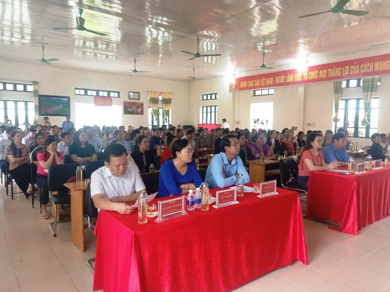 Các lãnh đạo xã, Huyện ủy Mường La cùng các vị khách mời, chủ hộ homestay và các đội múa tại Ngọc Chiến đến tham dự lễ khai mạc lớp tập huấn. img_4119.jpeg -0