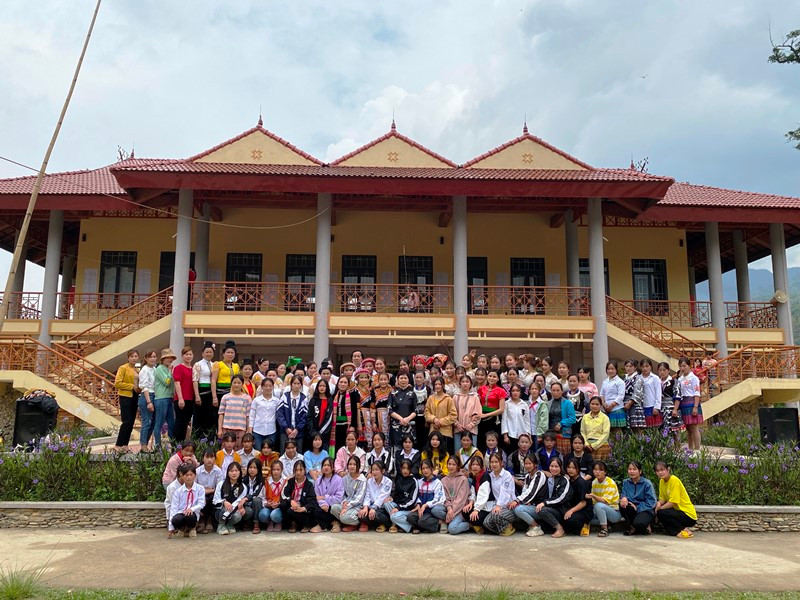 Các đội múa tập luyện tại nhà văn hóa xã Ngọc Chiến cho màn biểu diễn xòe cộng đồng. img_3992 9 edit.jpeg -0