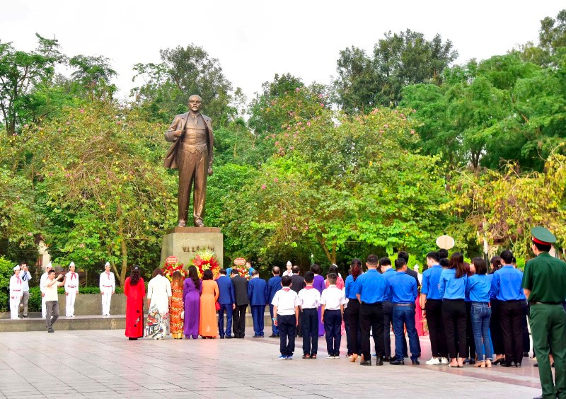 Đoàn Thành ủy, HĐND, UBND, Ủy ban MTTQ Việt Nam TP Hà Nội dâng hoa tưởng niệm V.I.Lê-nin. Lãnh đạo TP Hà Nội dâng hoa tưởng nhớ V.I.Lê-nin -0