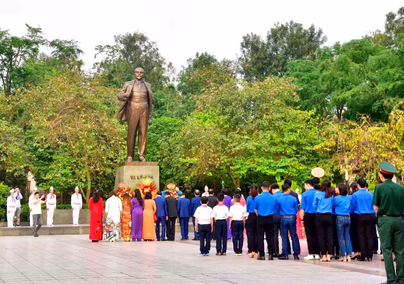 Lãnh đạo TP Hà Nội dâng hoa tưởng nhớ V.I.Lê-nin -0