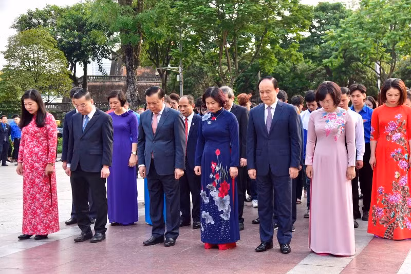 Bí thư Thành ủy Hà Nội Đinh Tiến Dũng cùng các đồng chí lãnh đạo thành phố tưởng niệm V.I.Lê-nin.