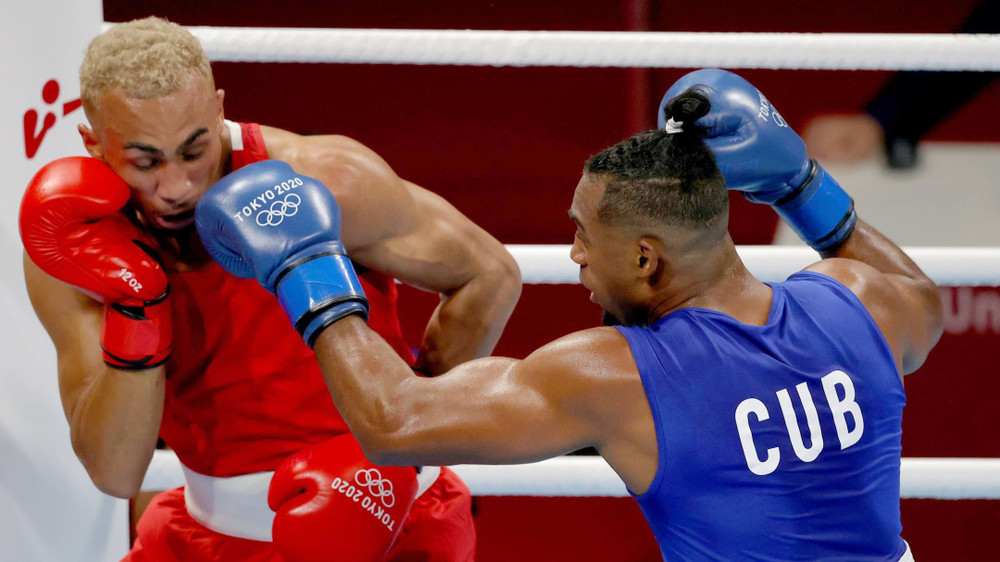 Ben Whittatker bị Lopez dồn góc tấn công. (Ảnh: Reuters) Olympic Tokyo: Cuba khẳng định vị thế cường quốc quyền anh -0