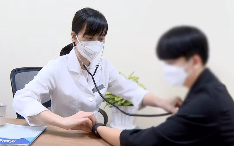 Bác sĩ Quỳnh Ngân thăm khám cho bệnh nhân.