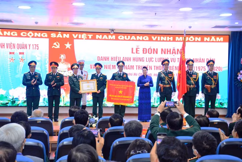 Chủ tịch Quốc hội Nguyễn Thị Kim Ngân trao Danh hiệu Anh hùng Lực lượng vũ trang nhân dân cho Bệnh viện Quân y 175.