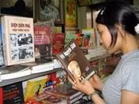 Học sinh cũng chú tâm tìm
đọc sách về Điện Biên Phủ.