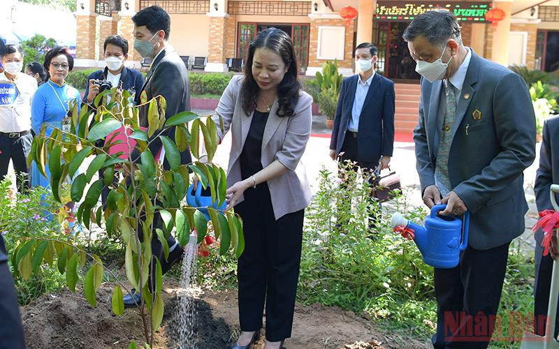 Phó Chủ tịch nước Võ Thị Ánh Xuân trồng cây tại Khu di tích Chủ tịch Hồ Chí Minh, tỉnh Udon Thani, Thái Lan. (Ảnh: Tuấn Anh)