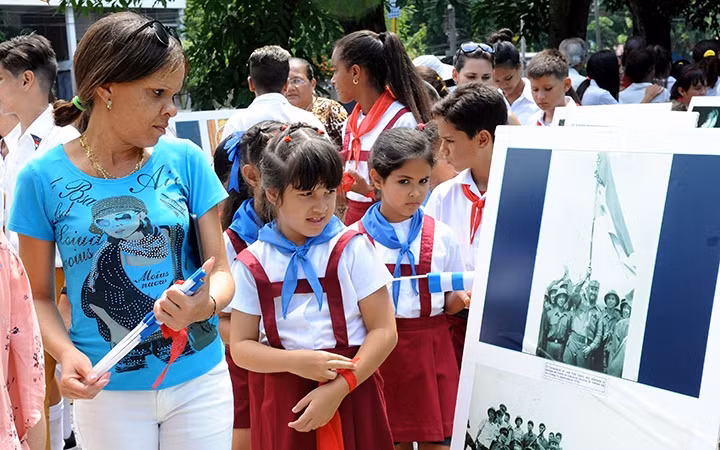 Triển lãm ảnh nhân dịp kỷ niệm 45 năm chuyến thăm lịch sử của lãnh tụ Cuba Fidel Castro tới Việt Nam. Ảnh BỘ NGOẠI GIAO