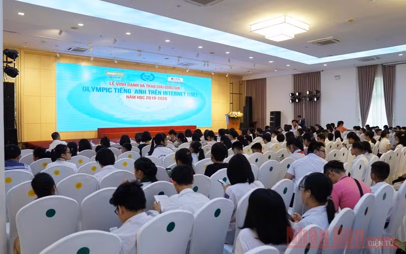 Lễ vinh danh và trao giải cuộc thi Olympic Tiếng Anh trên internet (IOE) 
