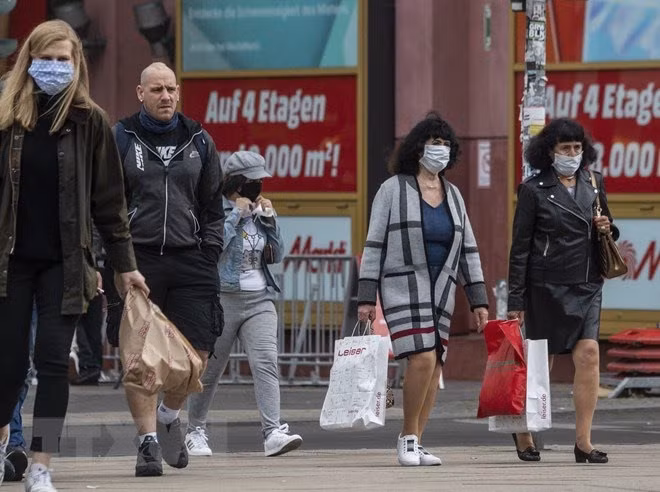 Người dân đeo khẩu trang phòng lây nhiễm Covid-19 tại Berlin, Đức. (Ảnh: AFP/TTXVN)