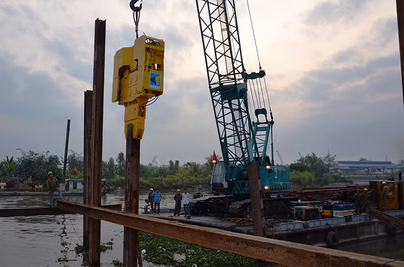 Lực lượng đắp đập tiến hành những công đoạn đầu tiên.