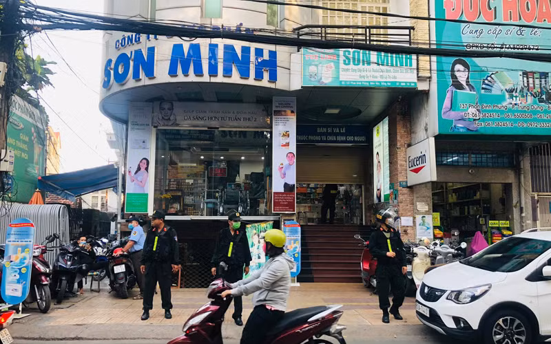Lực lượng công an phong tỏa kiểm tra nhà thuốc Công ty TNHH Sơn Minh vào chiều 4-12-2020.
