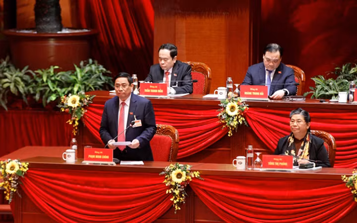 Đồng chí Phạm Minh Chính, Ủy viên Bộ Chính trị, Bí thư Trung ương Đảng, Trưởng Ban Tổ chức Trung ương thay mặt Đoàn Chủ tịch điều hành phiên tham luận.