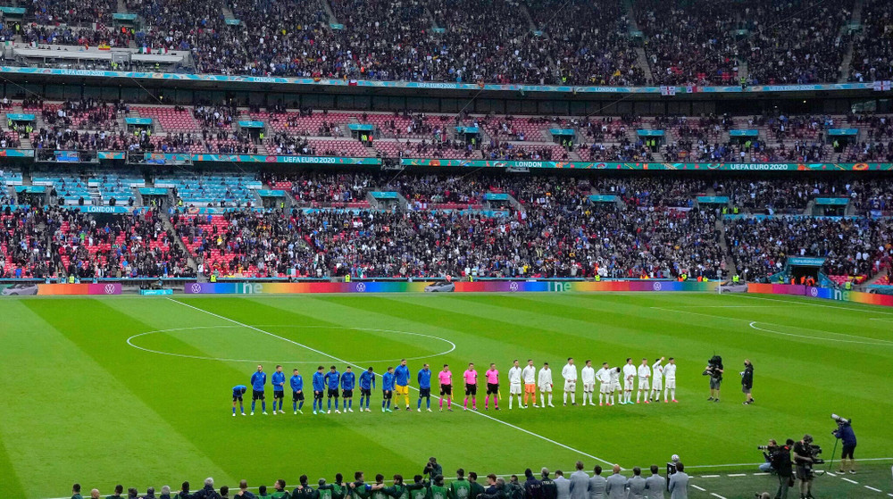 Khoảng 60 nghìn cổ động viên được phép vào sân Wembley xem trực tiếp trận bán kết sáng nay, tạo nên bầu không khí sôi động trên các khán đài. (Ảnh: UEFA) Cận cảnh cuộc đấu kinh điển Italia - Tây Ban Nha ở bán kết EURO 2020 -0