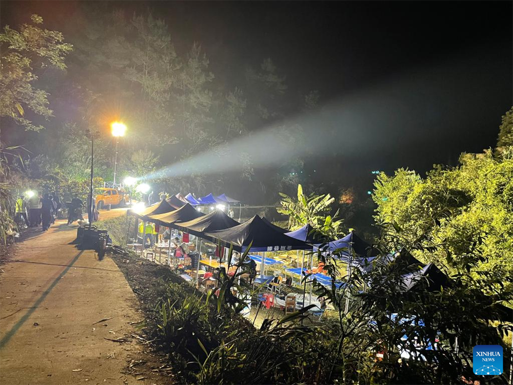 Khu vực dựng tạm để phục vụ công tác cứu nạn gần hiện trường máy bay rơi. (Ảnh: Tân Hoa xã) Ảnh -0