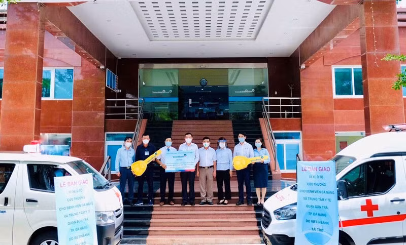 Lãnh đạo TP Đà Nẵng và các bệnh viện tiếp nhận 2 xe cứu thương do VietinBank hỗ trợ.