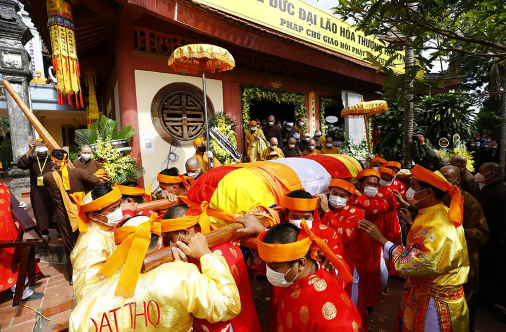 Cung thỉnh kim quan Đại lão Hòa thượng Thích Phổ Tuệ nhập Bảo tháp trong khuôn viên Tổ đình Viên Minh (chùa Ráng). (Ảnh: Minh Đức/TTXVN) Lễ truy điệu Đại lão Hòa thượng Thích Phổ Tuệ -0