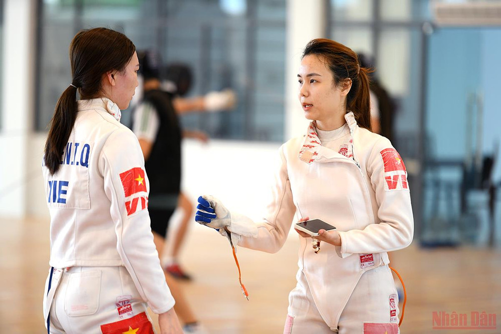 2 nữ vận động viên nội dung kiếm 3 cạnh rút kinh nghiệm sau màn tập đối kháng. Một ngày của đội tuyển đấu kiếm Việt Nam -0