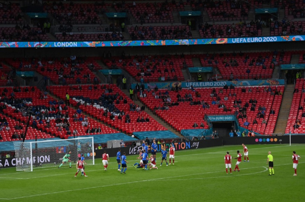 Alaba thực hiện cú sút phạt hàng rào đưa bóng vọt xà. (Ảnh: UEFA) Thắng nghẹt thở hiệp phụ, Italia giành vé vào tứ kết Euro 2020 -0