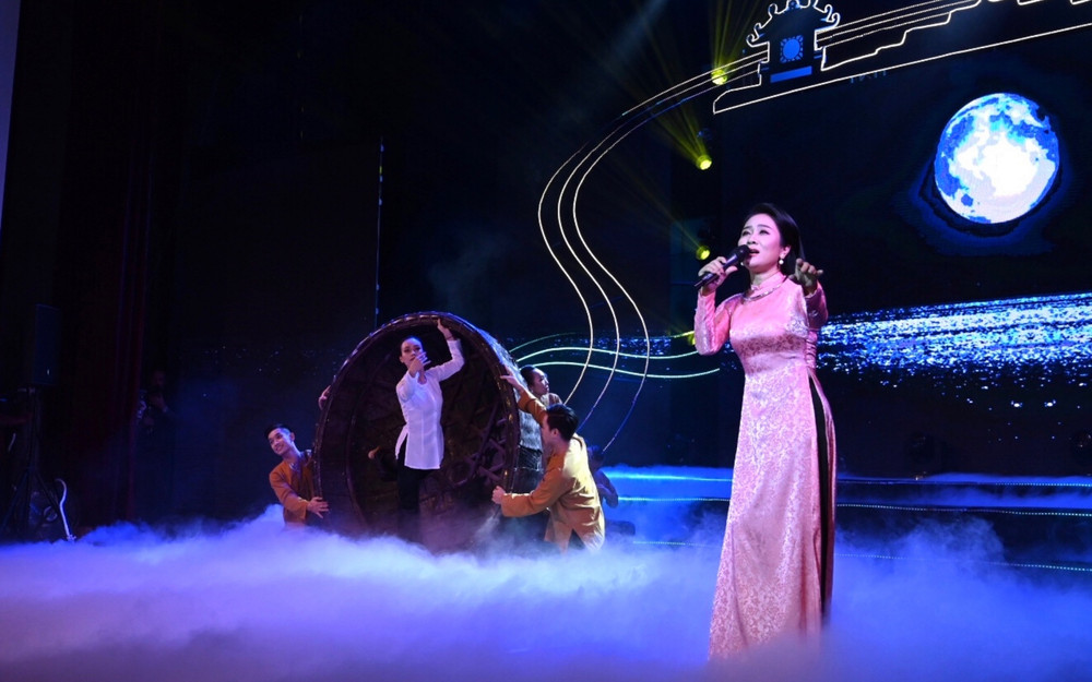 Những ca khúc trữ tình, lãng mạn cùng gắn kết, yêu thương, khơi dậy niềm tự hào về ba thành phố lớn của đất nước. Sâu lắng chương trình nghệ thuật “Hà Nội - Huế - Sài Gòn” -1