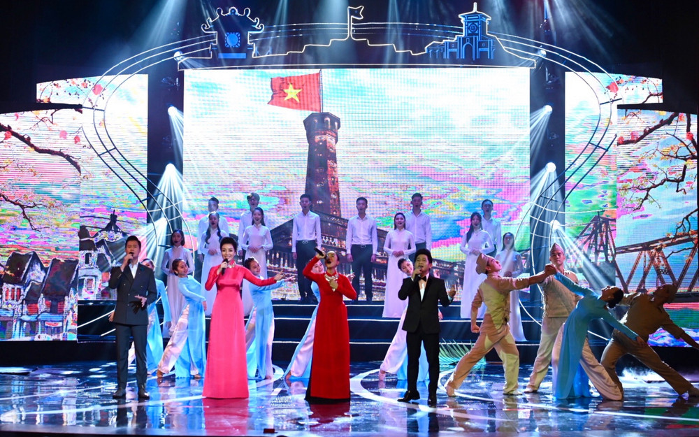 Nhân kỷ niệm 60 năm Ngày Hà Nội - Huế - Sài Gòn (thành phố Hồ Chí Minh) kết nghĩa (8-10-1960 - 8-10-2020), tối 3-10, tại Hà Nội đã diễn ra chương trình nghệ thuật đặc biệt “Hà Nội - Huế - Sài Gòn”. Sâu lắng chương trình nghệ thuật “Hà Nội - Huế - Sài Gòn” -0