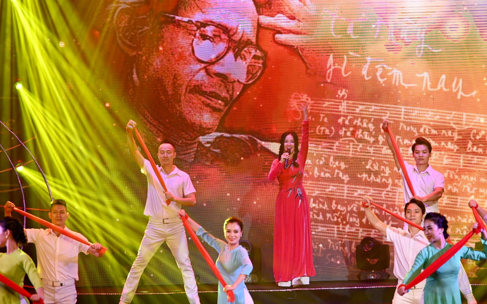 Ca sĩ Hồng Nhung thể hiện ca khúc “Ta thấy gì đêm nay” của nhạc sĩ Trịnh Công Sơn. Sâu lắng chương trình nghệ thuật “Hà Nội - Huế - Sài Gòn” -2