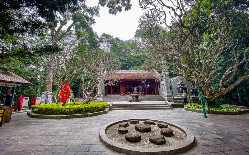 Đền Trung (Hùng Vương Tổ miếu), tương truyền là nơi các Vua Hùng cùng các Lạc hầu, Lạc tướng du ngoạn ngắm cảnh thiên nhiên và họp bàn việc nước. (Ảnh: Báo Tin tức) 5 địa điểm du lịch khi đến Phú Thọ -0