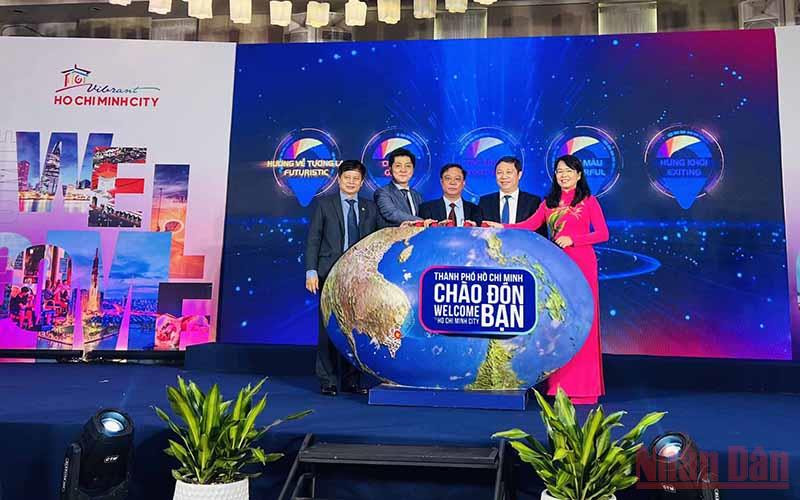 Các đại biểu ấn nút phát động chương trình “Thành phố Hồ Chí Minh Chào đón bạn - Welcome to Ho Chi Minh City”