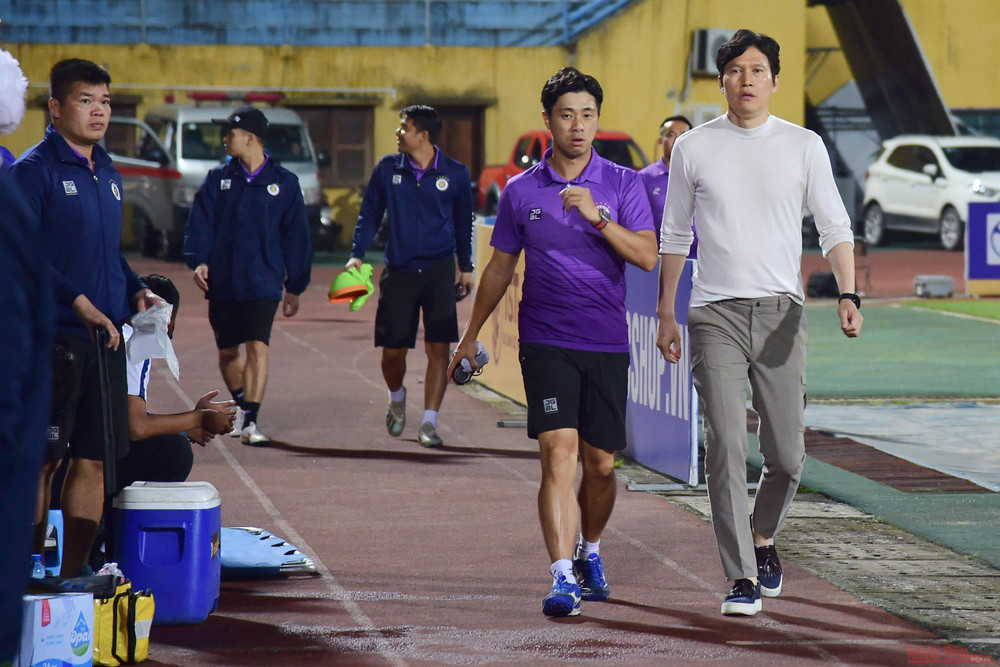 Tân HLV Park Choong Kyun có trận ra mắt V-League đầy thách thức. Bình Định thắng tối thiểu trong ngày Hà Nội ra mắt tân HLV -0