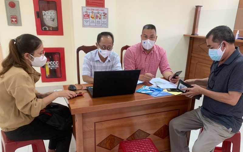 Người lao động đến làm các thủ tục để nhận các chế độ, chính sách hỗ trợ của Chính phủ tại Bảo hiểm xã hội tỉnh Đắk Lắk. IMG_0163-1633945315124.jpg