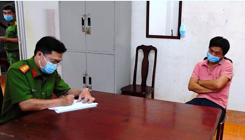 Công an phường 1 (TP Cà Mau) làm việc với 1 đối tượng trong nhóm người tụ tập ăn nhậu tại nhà số 778. Phải xử nghiêm nhóm người tụ tập ăn nhậu, đe dọa người thi hành công vụ -0
