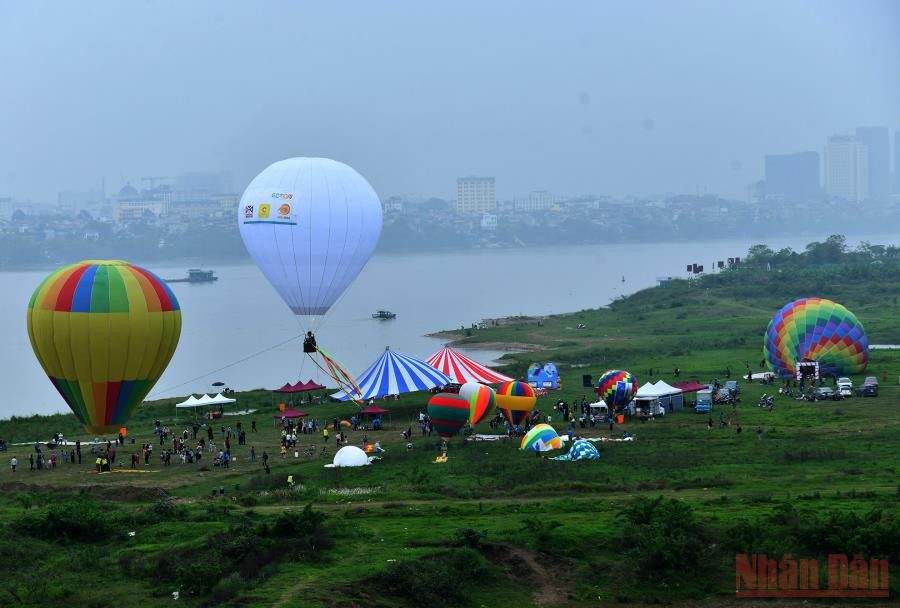 Lễ hội Khinh khí cầu “Hà Nội muôn màu” được tổ chức bên bờ sông Hồng thơ mộng. Ảnh: Đăng Khoa Hà Nội: Trải nghiệm bay khinh khí cầu bên sông Hồng -2